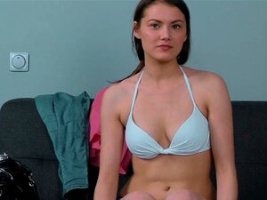 La linda se desnuda en el casting y revela su coño con himen. La