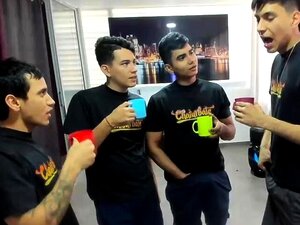 Chico musculoso y hetero ama el sexo grupal gay