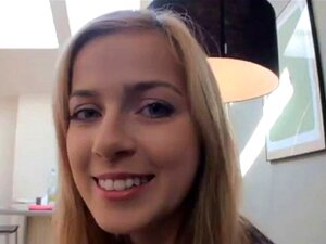 Disfruta viendo a esta preciosa rubia recibir lo mejor de la vida con