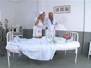 Trío uniforme en el hospital de zorras