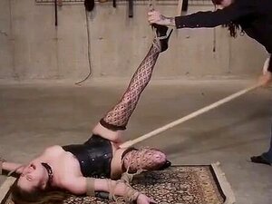 Acción BDSM hardcore para una morena cachonda acostada en el suelo