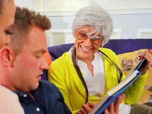 Mamá furtiva es follada junto a la abuela