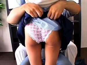 Chica sexy se viste para un acto de follada hardcore real