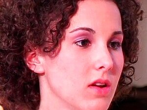 Zorra fresca y rizada teniendo sexo lésbico