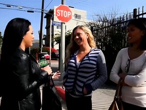 Dos chicas persuadidas a masturbarse los coños por dinero