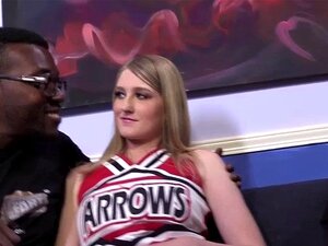 Summer Carter se folla con tres tipos negros. Summer Carter piensa que