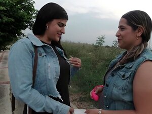 Lesbianas cachondas se divierten en el baño del centro comercial en