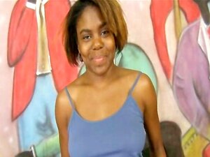 Puta de gueto negra follada en la cara por un tipo blanco