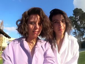 Tenemos dos chicas calientes para ti, completamente sin afeitar.