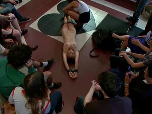 Chica en apuros dominada. Chica en apuros dominada suspendida atada y
