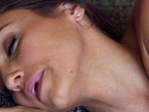 Hermosas bolleras lamiendo coño y no pueden tener suficiente. Un par