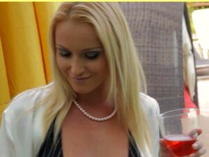 Handyman quiere follarse a una rubia con piernas largas. El manitas