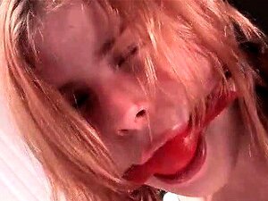 Esclava sexual adolescente amordazada teniendo que mear