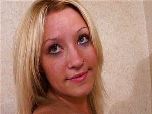 Una rubia linda es follada en grupo