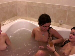 fiesta de hermanastras geniales en un jacuzzi caliente