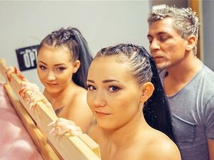 Hermanastras idénticas de 18 años