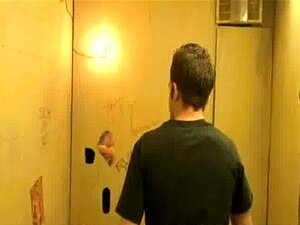 Gloryhole hardcore gay y una desagradable paja gay 13