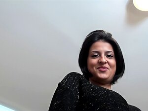 Belleza morena se inclina para dominar POV