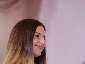 Lesbianas interraciales follando duro en el estudio de baile