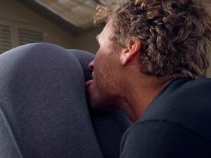 Chica polaca siendo follada por el agujero en sus pantalones de yoga -