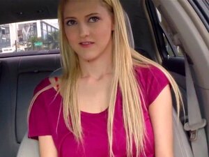 Adorable linda recogida montando polla en POV. Adorable linda