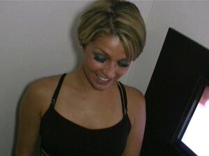 ¡Delgada rubia chupando la polla de GloryHole!