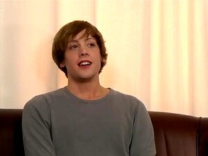 El pelirrojo homosexual Johannes Lars se da una nalgada en su gran