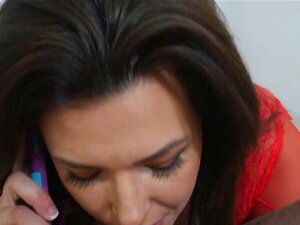 Un vestido rojo claro folla a esta milf cachonda como nunca. La milf