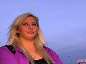 Agente cachondo, una rubia curvilínea acepta sexo por oferta de