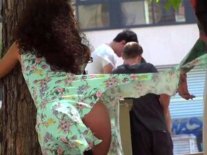 Esclava pequeña follada en un bar público. La pequeña esclava