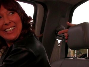 Esta madura pelirroja caliente demuestra que la edad es solo un