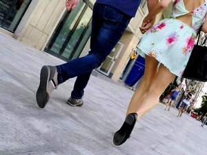 Voyeur callejero encuentra a una chica delgada con piernas largas y