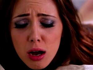 Angela White domina el cuerpo caliente de Jenna Sativa