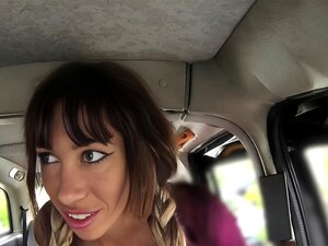 Disfruta del viaje definitivo en el Fake Taxi con esta impresionante