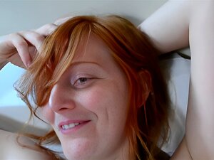 Amateurs lesbianas se besan. Las amateurs lesbianas se besan y se