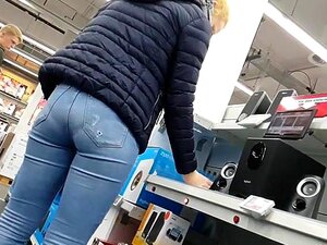 Chica universitaria pelirroja con unos jeans increíbles, pantilinas