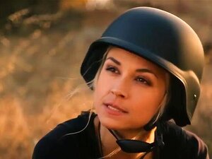 La jefa de cartel latina tetona se sienta en la cara y se corre en la