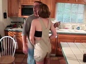 Anal en la cocina. Chica cachonda es follada por el culo por no su