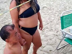 famoso enano de la televisión de luna de miel en la playa Zezinho