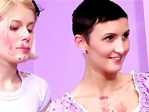 Las zorras CFNM aman su fiesta sexy con un hombre desnudo