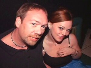 La zorra pelirroja Queen Kayce destrozada en el teatro porno. Dirty D