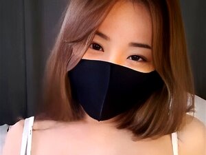 Linda amateur se desnuda y se masturba para un video de webcam