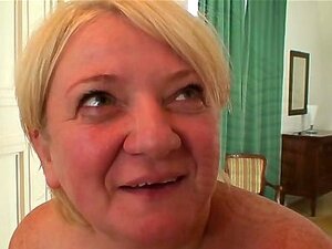 Bolsa vieja desnuda siendo follada a cuatro patas