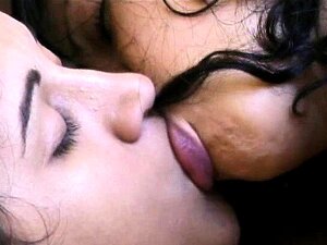 Lesbianas indias apasionadas besándose