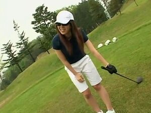 Es mucho más fácil jugar al golf estando completamente desnuda, la