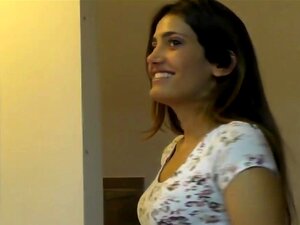 La agente inmobiliaria Penélope recibe una gran polla en la boca y el