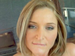 Rubia amante de las corridas disfruta de jugos internos