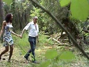 Caminando en el bosque con una shemale de piernas largas,