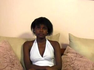 Una auténtica amateur africana recibe a un hombre blanco en el pueblo