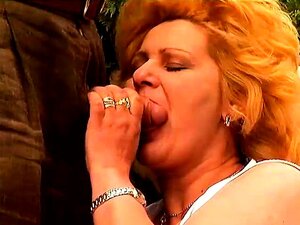 Mujer madura pervertida en lencería blanca Lisa se folla un palo duro